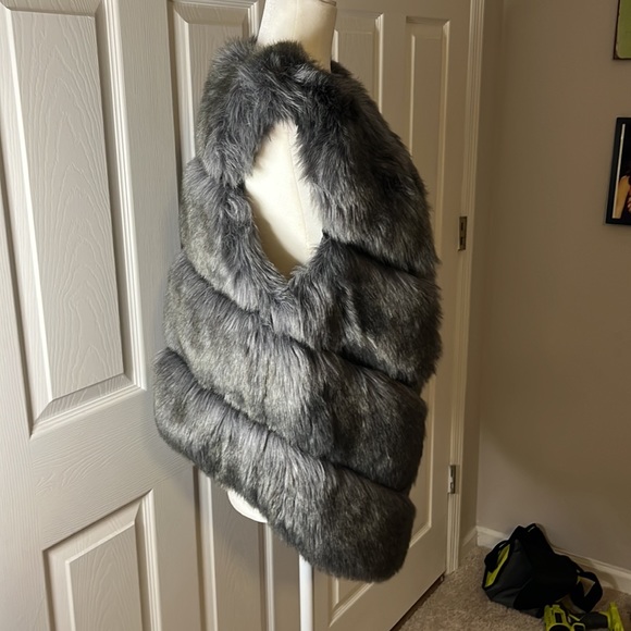 Gray Faux Fur Vest - Picture 3 of 12